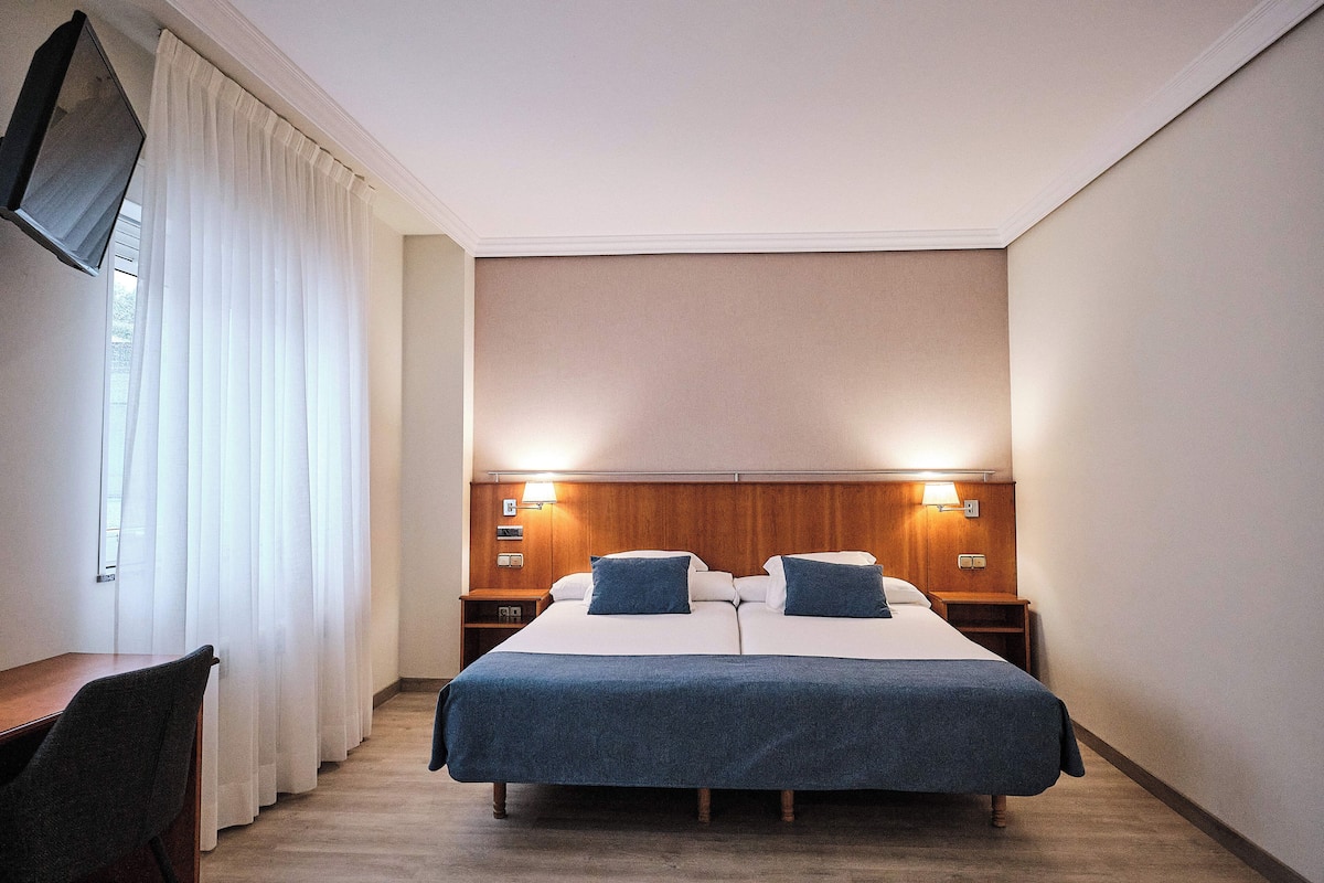 Zimmersafe, Schreibtisch, Babybetten, Zustellbetten