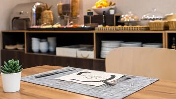 Se ofrece un desayuno bufé (10 EUR por persona)