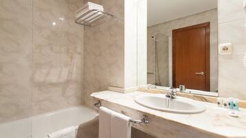 Artículos de higiene personal gratuitos, secador de pelo y toallas