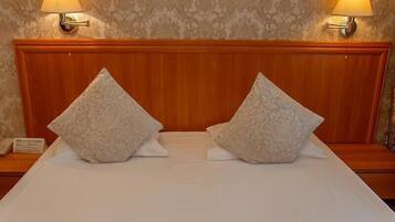 Habitación estándar doble | Caja fuerte, escritorio, tabla de planchar con plancha y wifi gratis