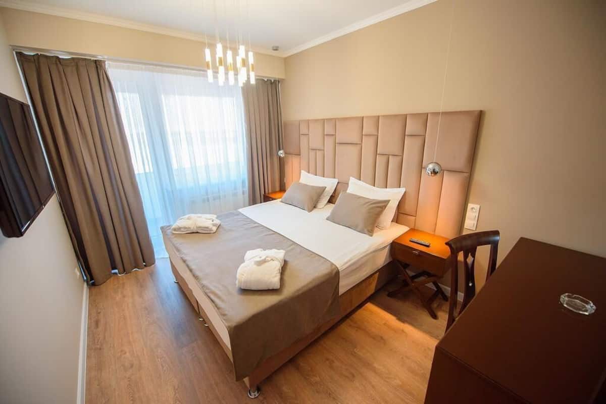 Luxury Suite | In-room safe, desk, iron/ironing board, free WiFi