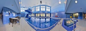 Piscine couverte, accès possible de 06 h 00 à 22 h 00, chaises longues 