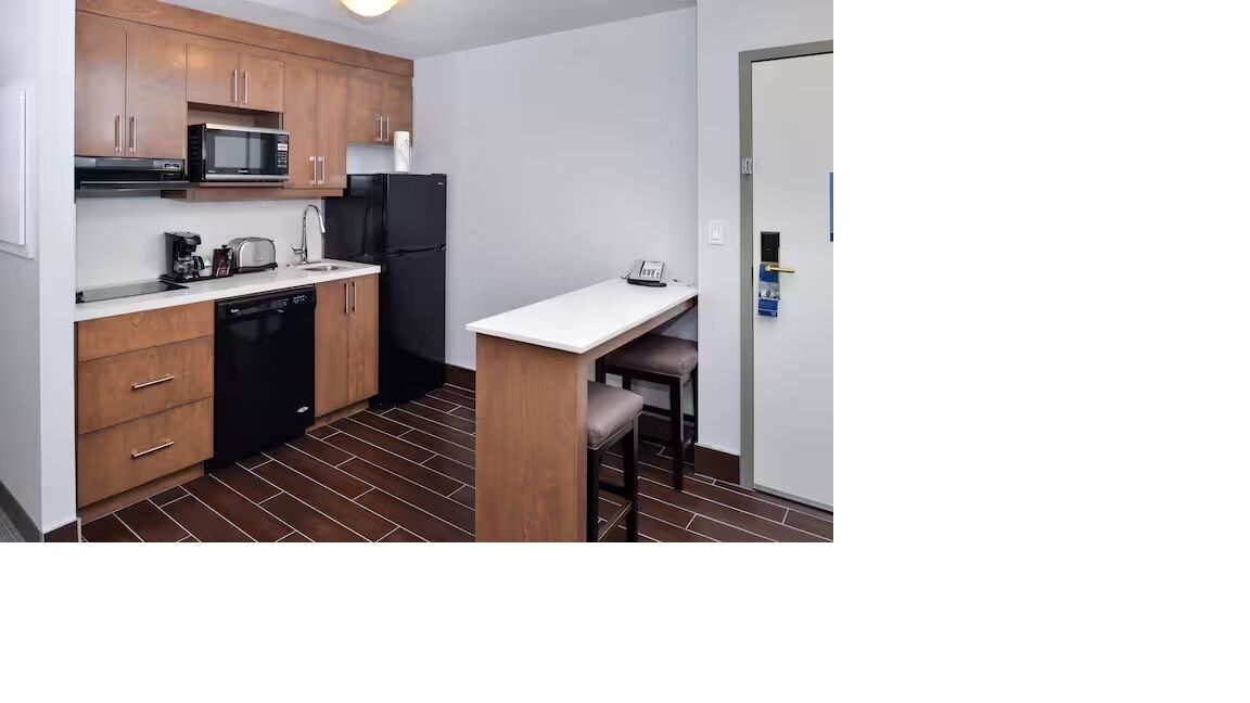 exclusive room, 1 king bed, kitchen (living area) | private kitchenette | fridge, microwave, coffee/tea maker