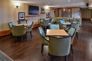 Free daily buffet breakfast - Hampton Inn & Suites By Hilton Calgary- University Northwest (Calgary)