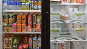 Un refrigerador de bebidas repleto de varias opciones, incluyendo Fanta, Sprite, Minute Maid y Coca-Cola.