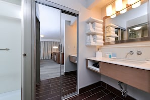 Habitación exclusiva, 1 cama King size, cocina (Living Area) | Baño | Amenidades de baño gratuitas, secadora de cabello, toallas, jabón