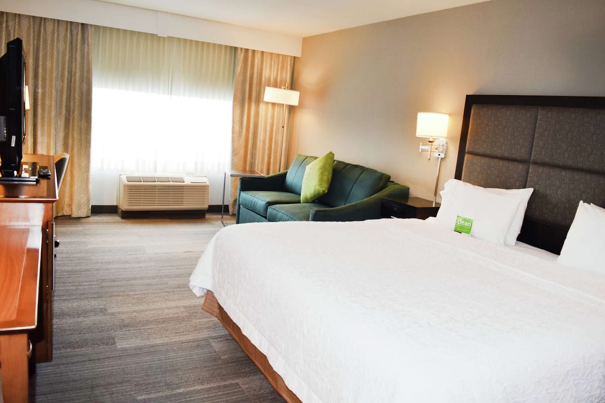King Study, Non Smoking | 1 bedroom, individually furnished, blackout curtains, iron/ironing board