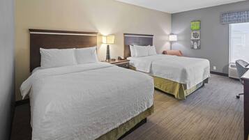 Meja kerja, ruang kerja ramah laptop, dan tirai kedap cahaya