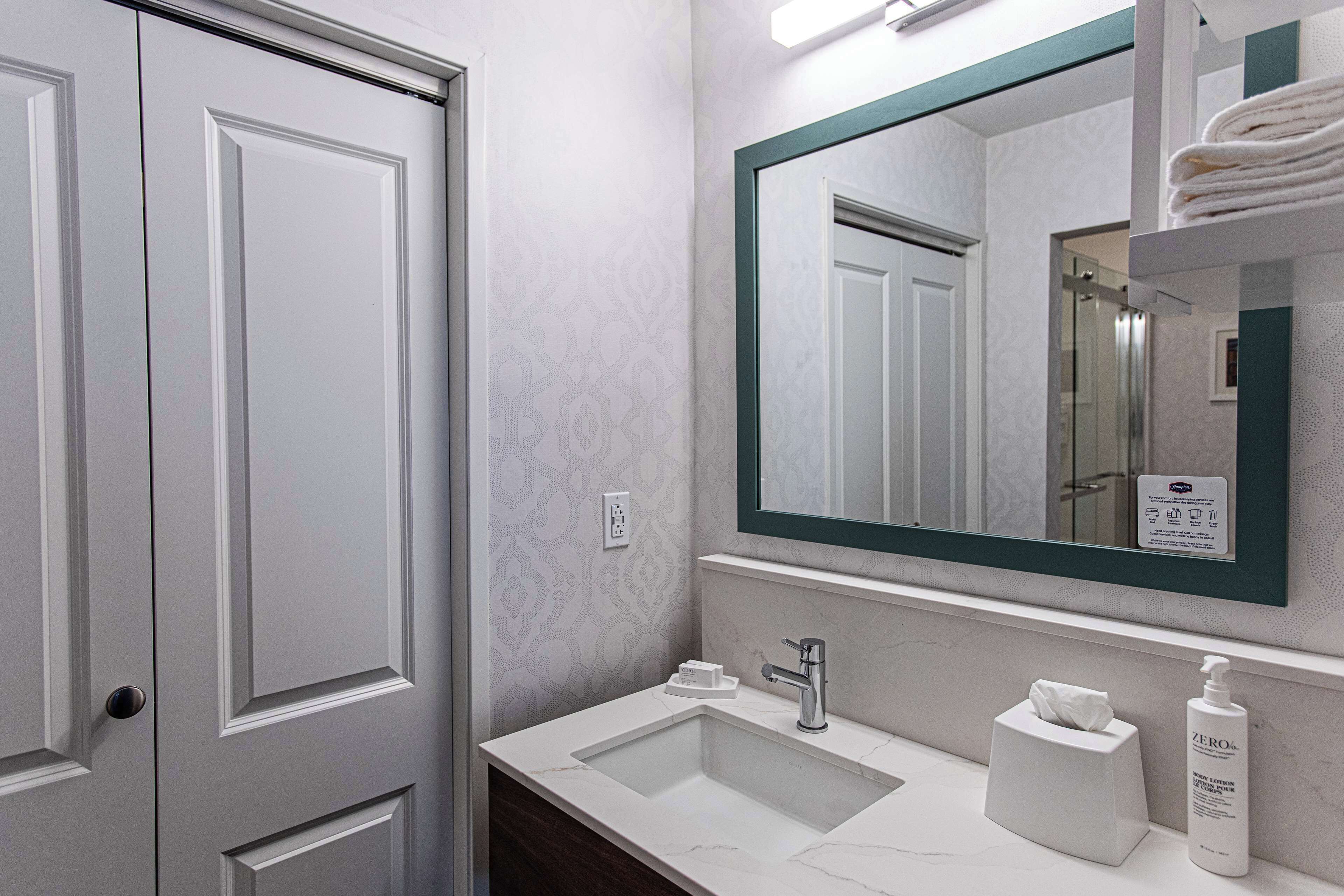 combined shower/bathtub, free toiletries, towels