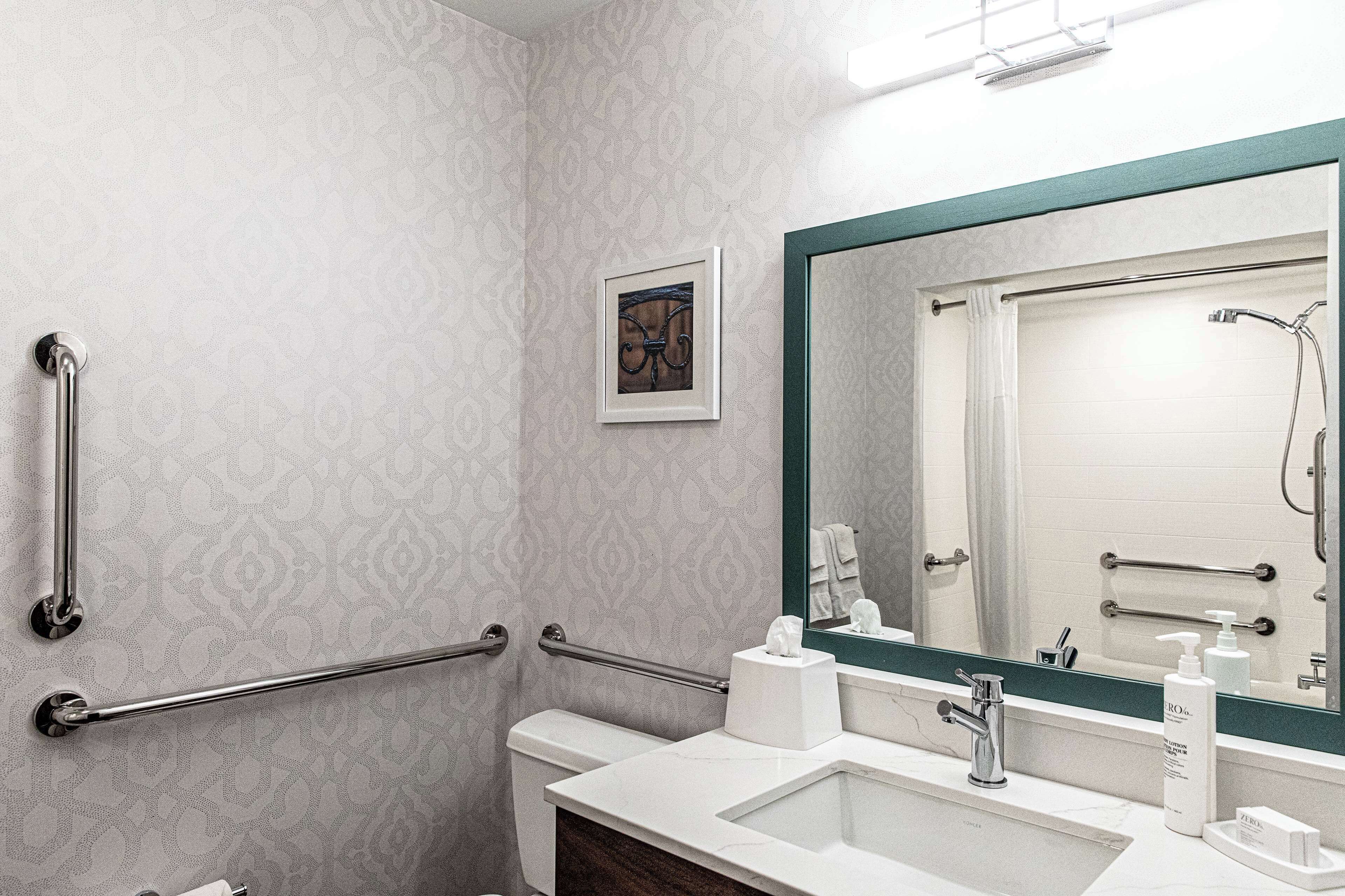 combined shower/bathtub, free toiletries, towels