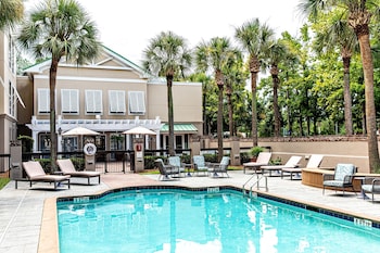 Outdoor pool, pool umbrellas at Hampton Inn & Suites Charleston/West Ashley
