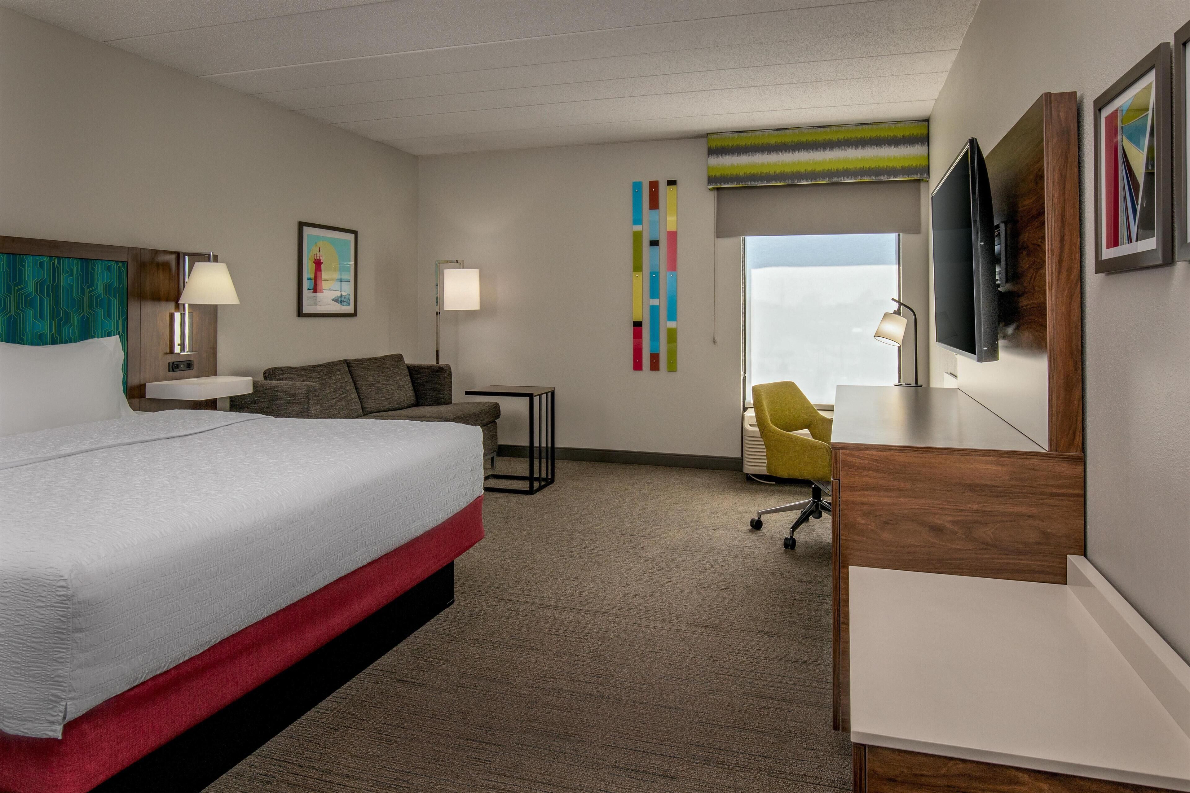 Basic Room, 1 King Bed, Non Smoking | Living area | LCD TV