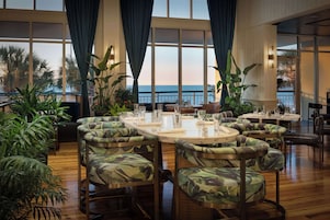 2 bares, bar junto a la piscina