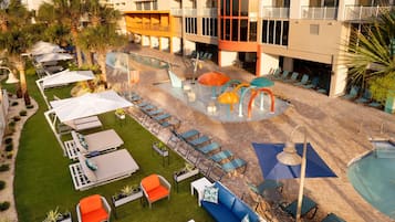 Un espace piscine aménagé sur le toit, avec des chaises longues, des parasols et un élément décoratif aquatique.