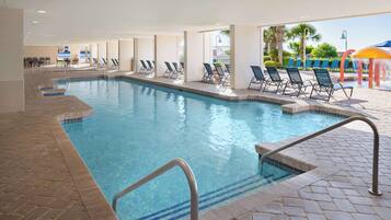 9 piscines a l'aire lliure, para-sols i gandules