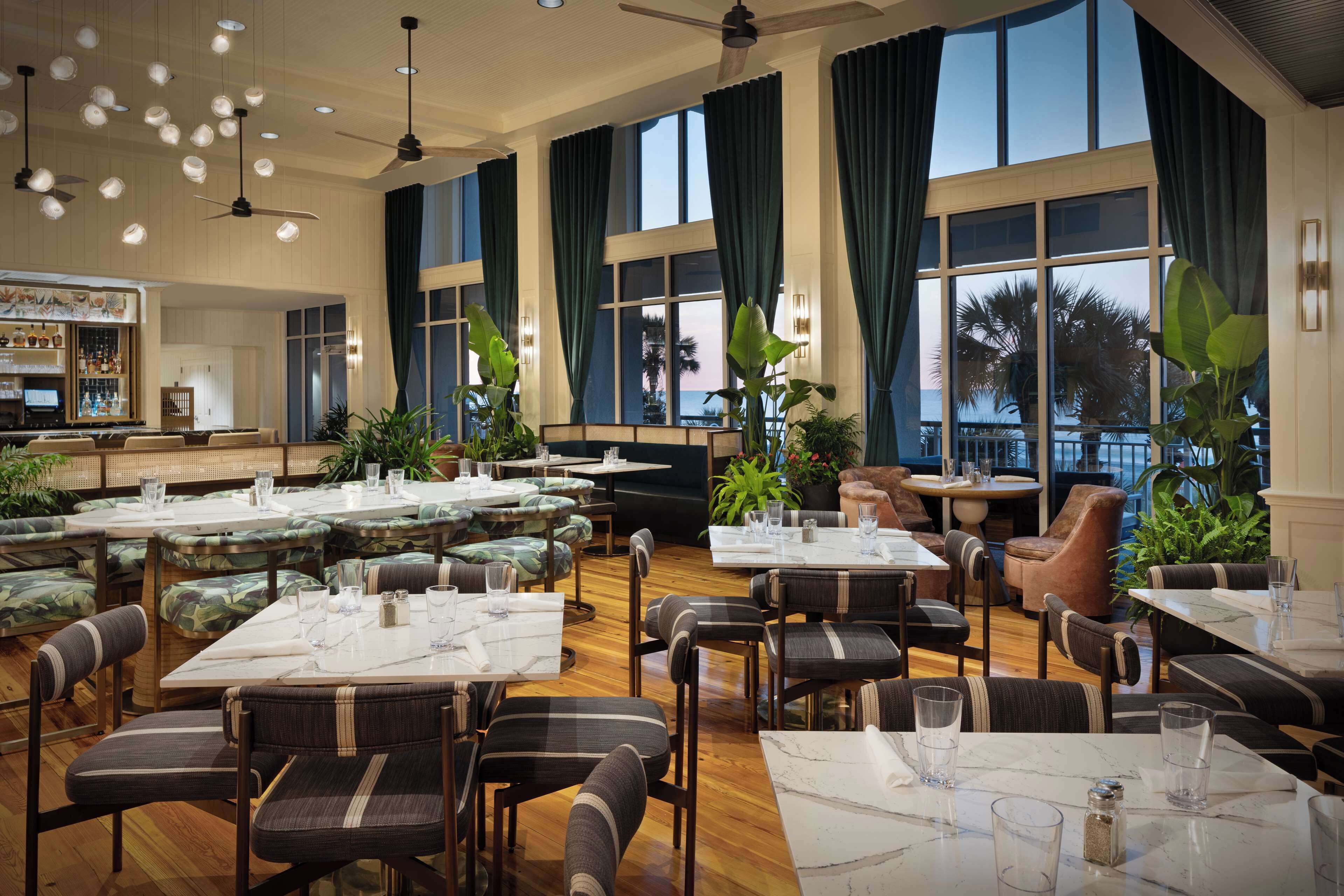 2 bars/lounges, poolside bar