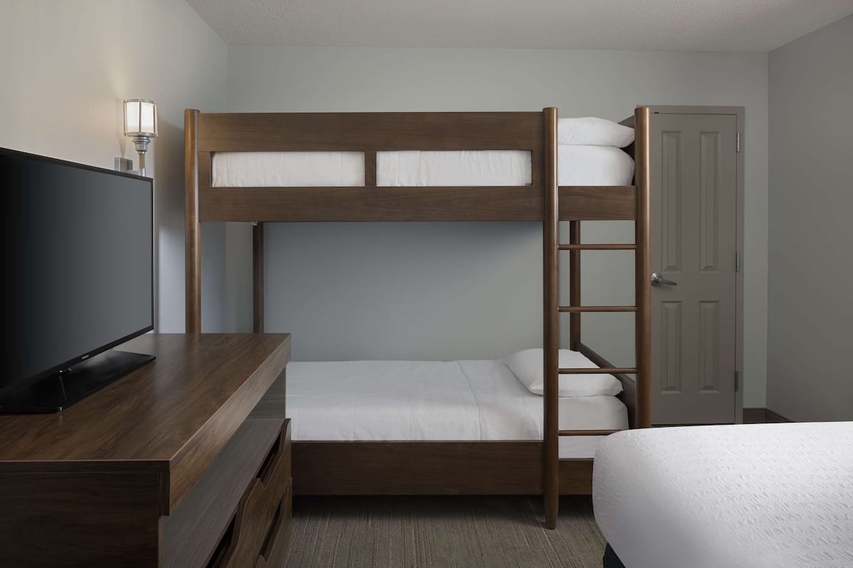 Suite, 2 habitaciones, para no fumadores, 2 baños | Ropa de cama de alta calidad y caja de seguridad en la habitación