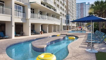 9 piscines extérieures, parasols de plage, chaises longues