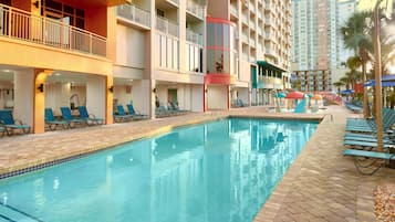 9 piscines extérieures, parasols de plage, chaises longues