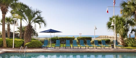 9 من حمّامات السباحة الخارجية، مظلات على حمّام السباحة، مقاعد للتشمس