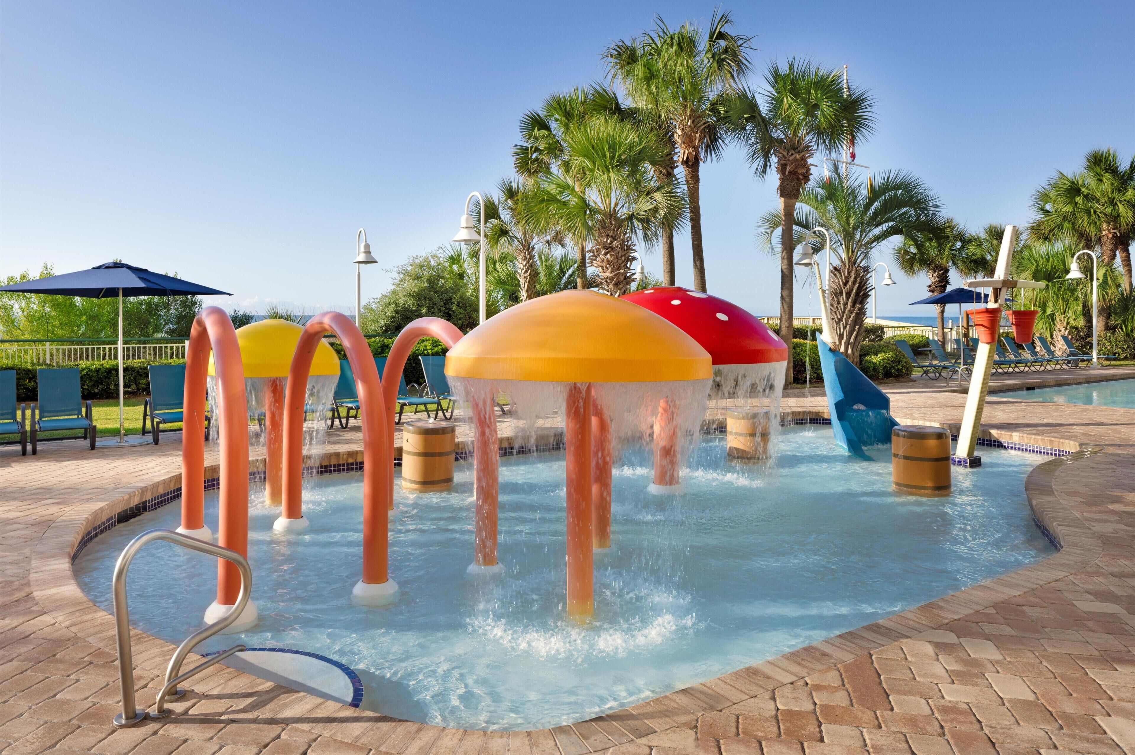 9 Außenpools, Sonnenschirme, Liegestühle