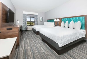 防过敏的被褥、办公桌、笔记本电脑工作区、遮光窗帘