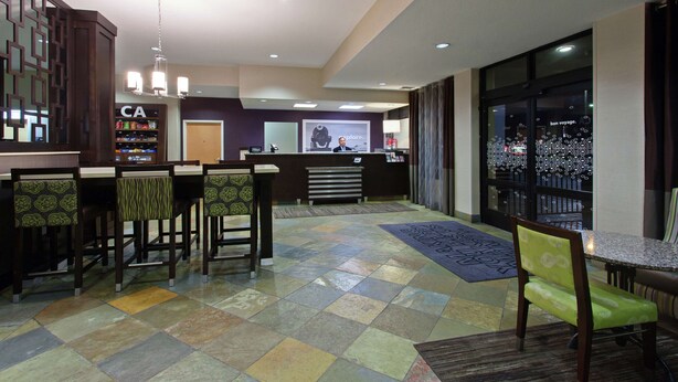 A hotel lobby with a reception desk, bar area, and seating. - Hampton Inn Santa Cruz (Santa Cruz)