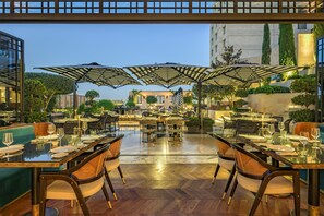 4 restaurants, breakfast, lunch, dinner served; seafood