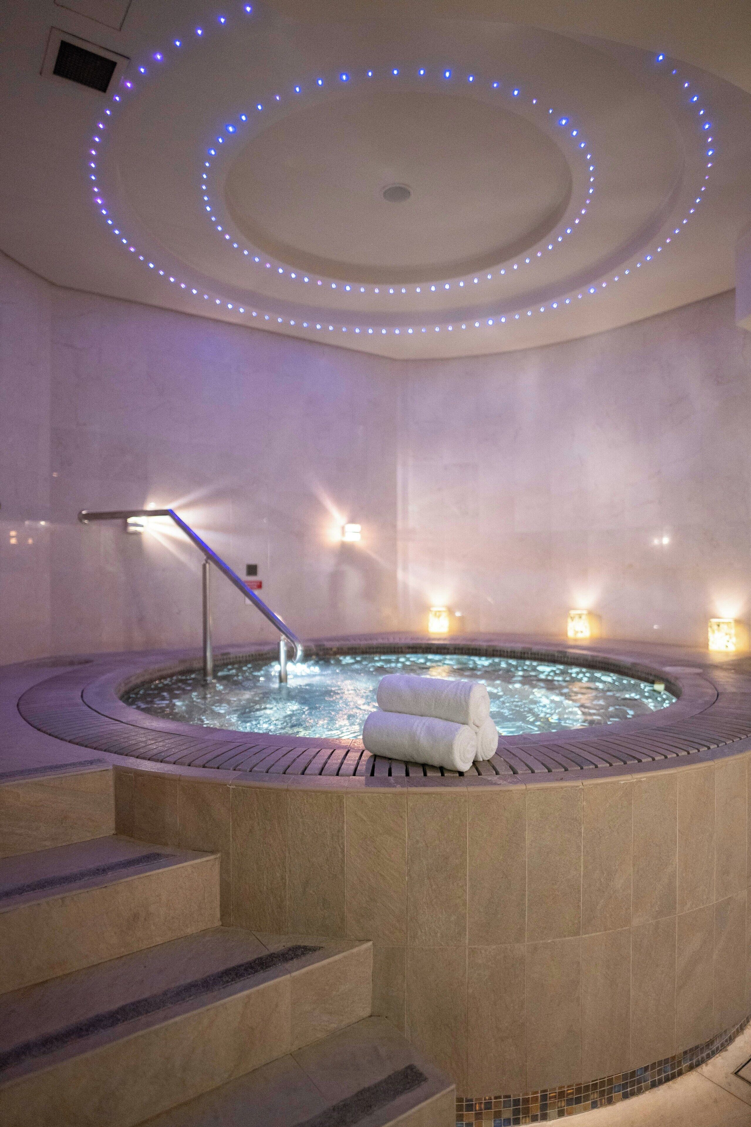 Couples treatment room(s), sauna, hot tub, steam room