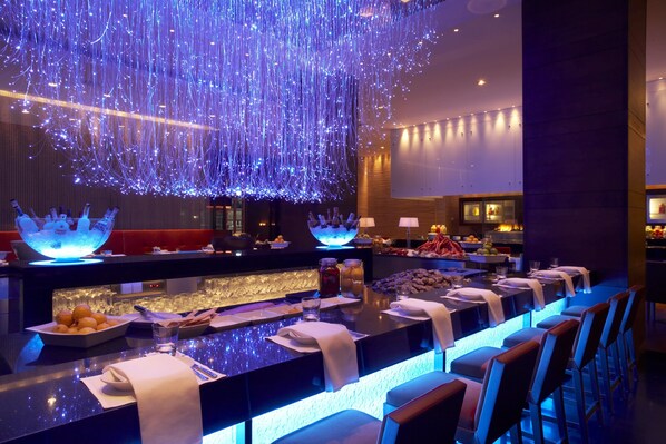 4 restaurants, breakfast, lunch, dinner served; seafood