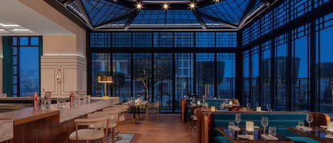 4 restaurants, breakfast, lunch, dinner served; seafood