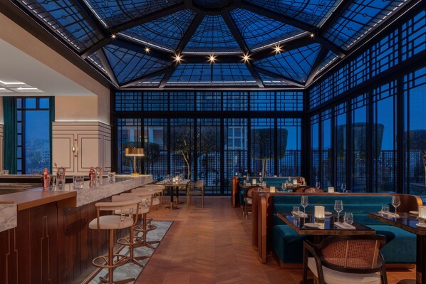 4 restaurants, breakfast, lunch, dinner served; seafood 