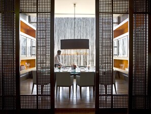 4 restaurants, breakfast, lunch, dinner served; seafood