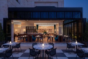 4 restaurants, breakfast, lunch, dinner served; seafood