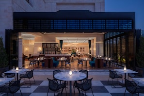 4 restaurants, breakfast, lunch, dinner served; seafood