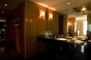 Separate bathtub and shower, deep-soaking bathtub, rainfall showerhead