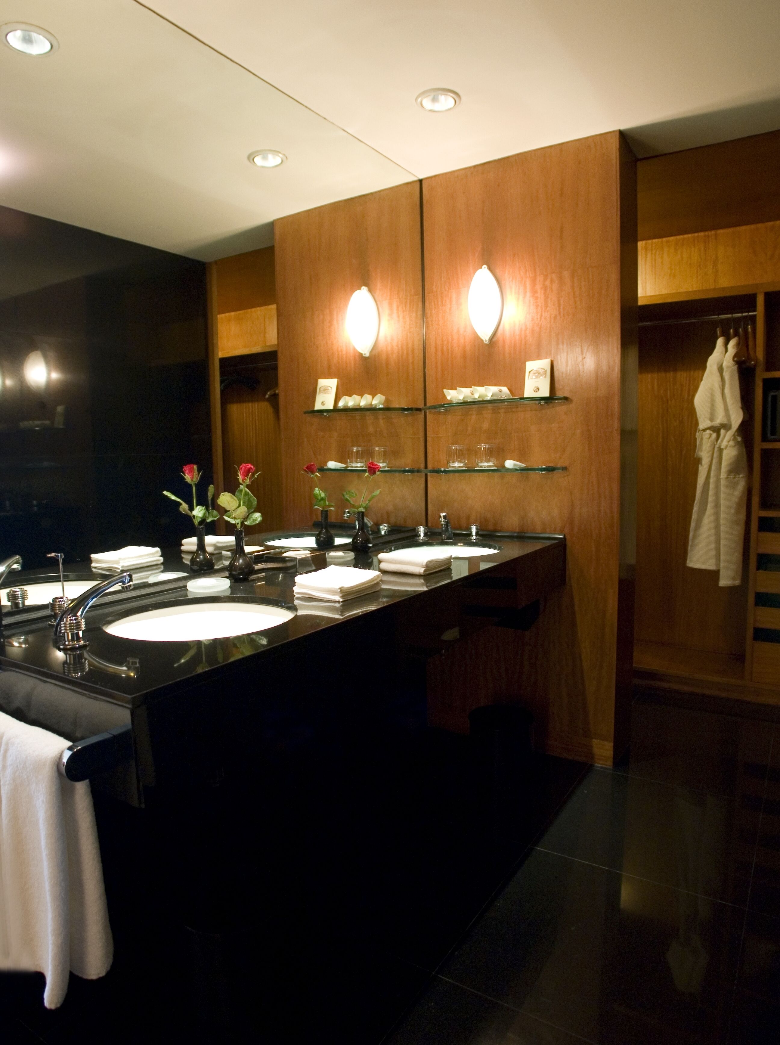 Separate tub and shower, deep soaking tub, rainfall showerhead