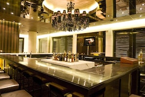 2 bars/lounges, tapas bar, cocktail bar, lobby lounge