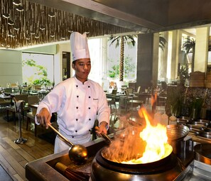 Restaurant - The Grand New Delhi (New Delhi)