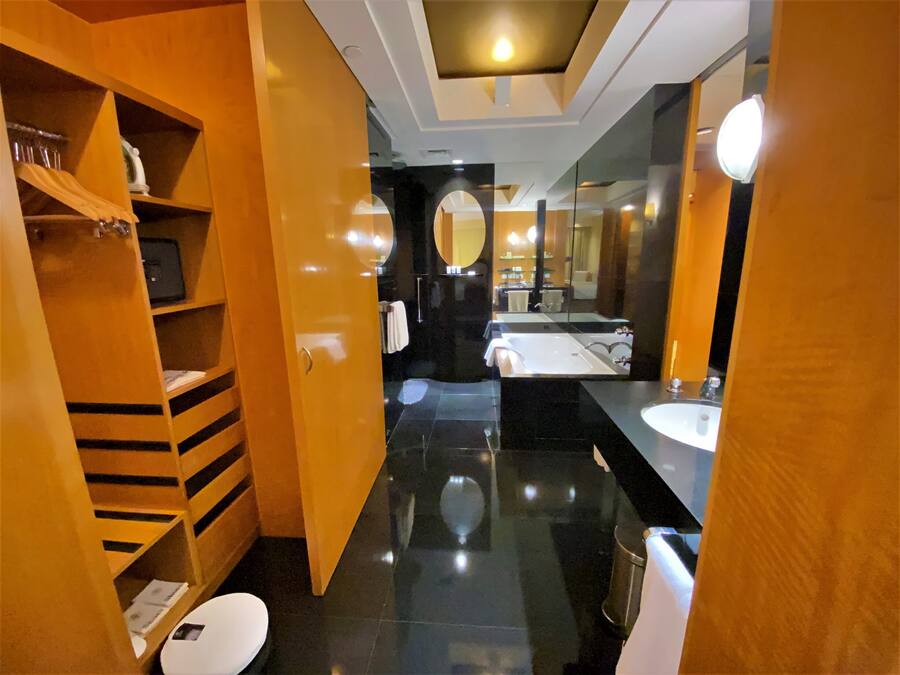 Une salle de bain moderne avec un meuble-lavabo, des toilettes et un miroir.