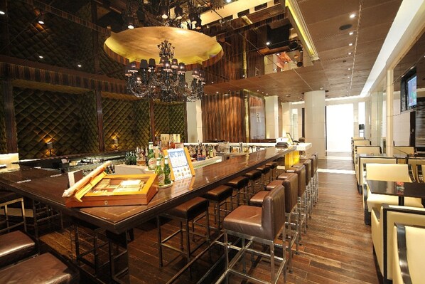 2 bars/lounges, tapas bar, cocktail bar, lobby lounge