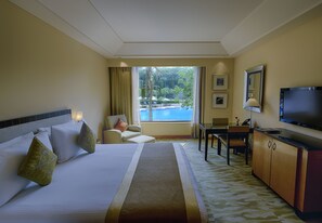 高級寝具、羽毛の掛け布団、ピロートップベッド、ミニバー