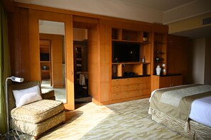 Premium bedding, down comforters, pillowtop beds, minibar - The Grand New Delhi (New Delhi)