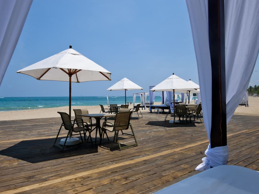 Plage, sable blanc, chaises longues, parasols