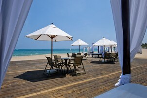 在海滩、白沙、沙滩椅、海滩遮阳伞