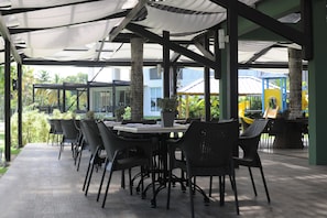 2 nhà hàng, phục vụ bữa sáng, bữa trưa, món ăn mang phong cách quốc tế