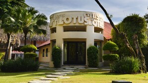 Un edificio con fachada curva y un letrero que dice "LOTUS HOTEL".