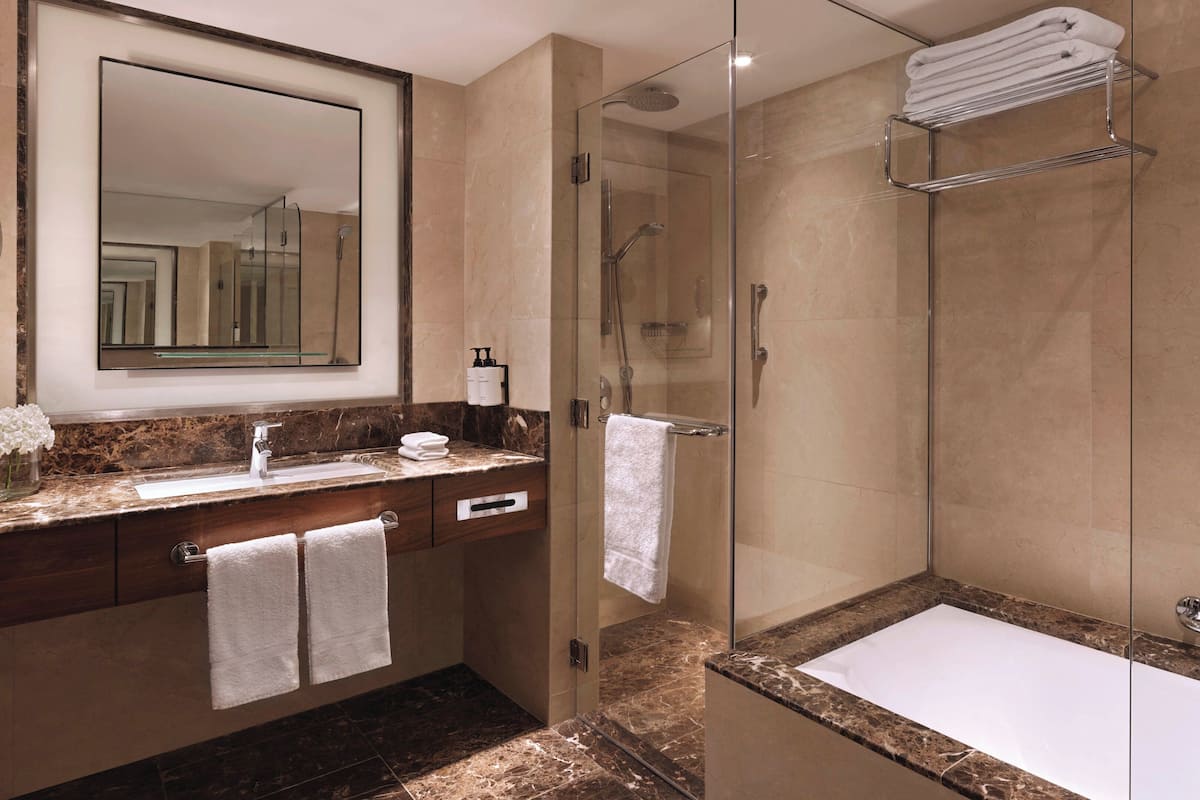 Artículos de tocador gratuitos, secador de pelo, batas, pantuflas