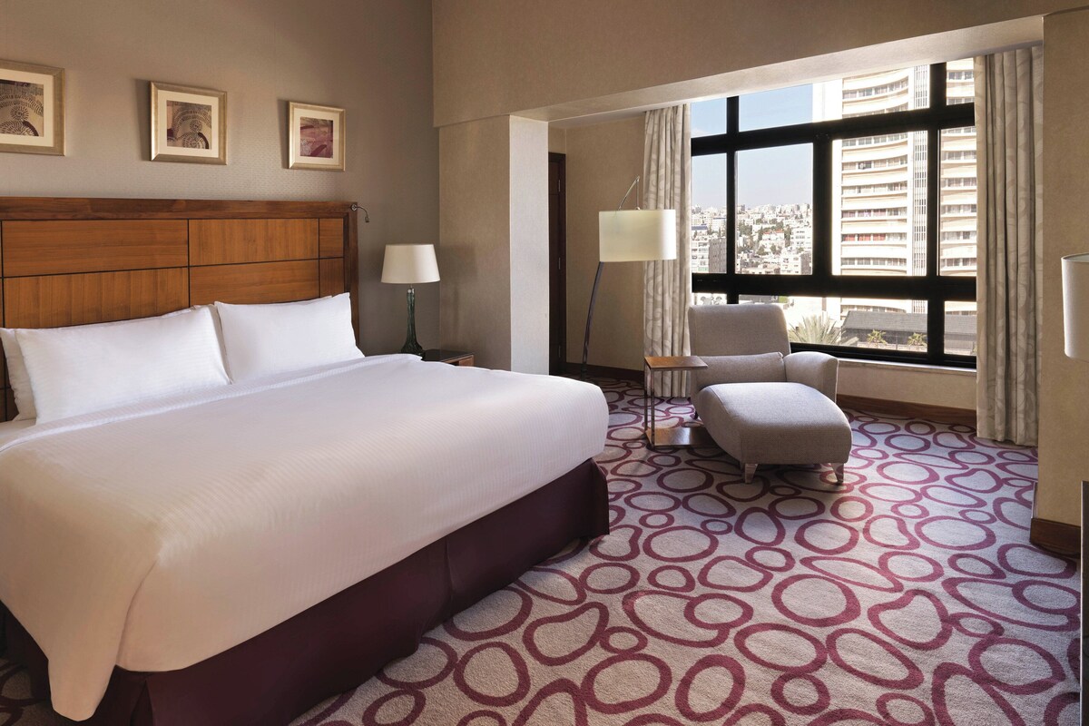 1 bedroom, Egyptian cotton sheets, premium bedding, down comforters