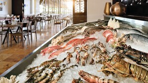 5 restaurantes; se sirve desayuno, almuerzo y cena; cocina india